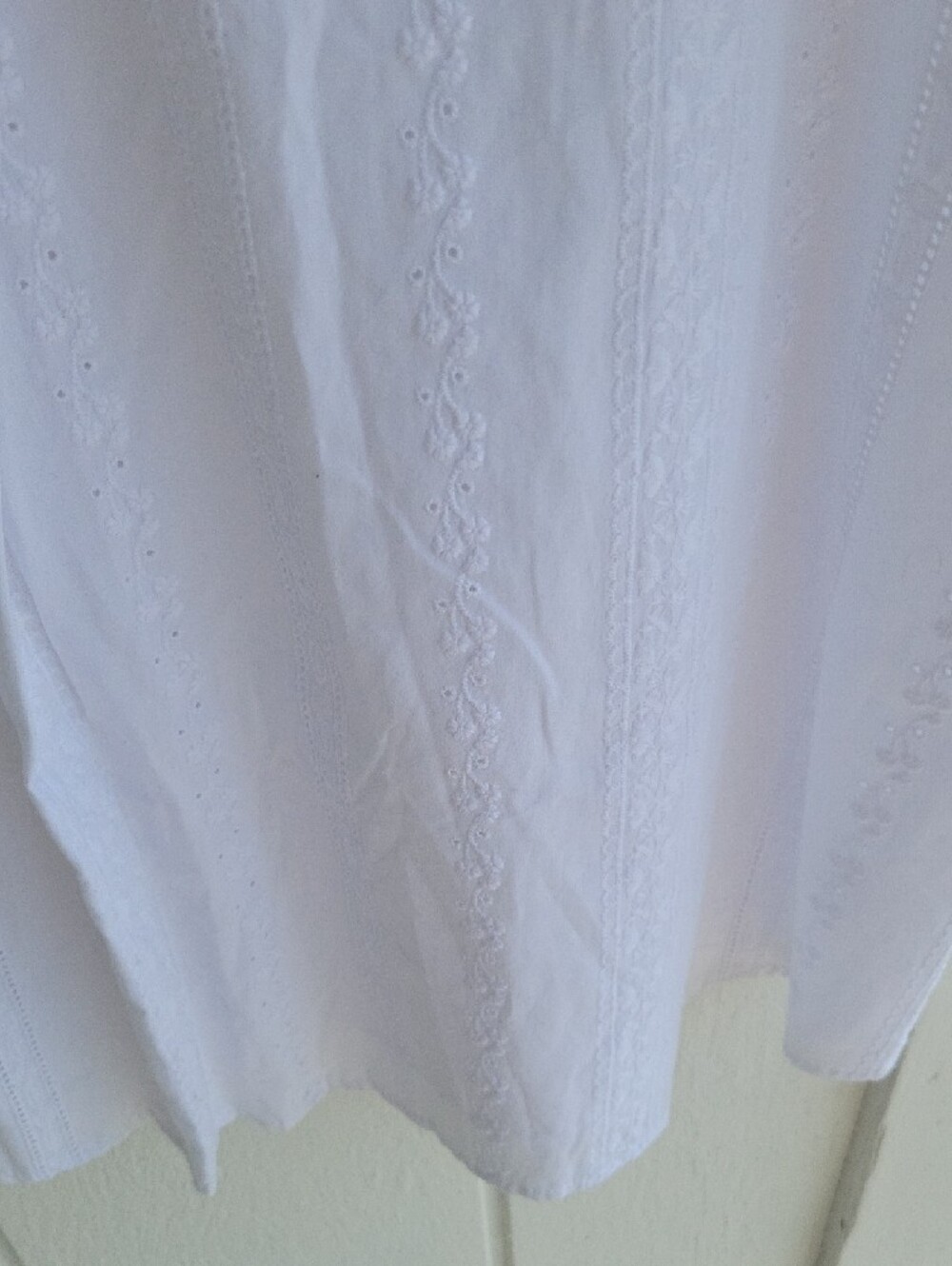 Time and Tru White Sleeveless V-Neck Eyelet Lace Camisole - Picture 5 of 11